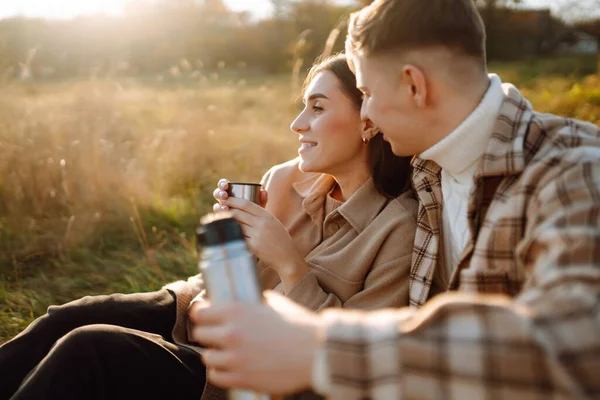 Havalı çift sonbahar havasının tadını çıkarıyor. İnsanlar, yaşam tarzı, rahatlama ve tatil konsepti. Sonbahar Moda, tarz konsepti.