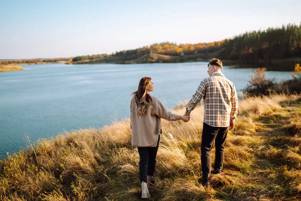 Havalı çift sonbahar havasının tadını çıkarıyor. İnsanlar, yaşam tarzı, rahatlama ve tatil konsepti. Sonbahar Moda, tarz konsepti.