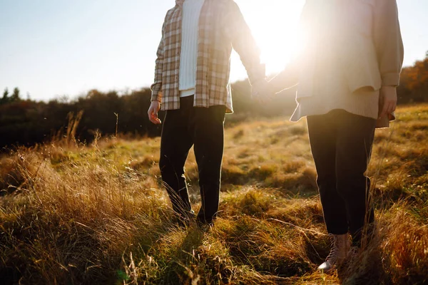 Snyggt Par Som Går Och Njuter Höstvädret Människor Livsstil Avkoppling — Stockfoto