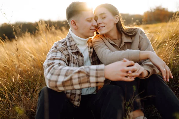 Havalı çift sonbahar havasının tadını çıkarıyor. İnsanlar, yaşam tarzı, rahatlama ve tatil konsepti. Sonbahar Moda, tarz konsepti.