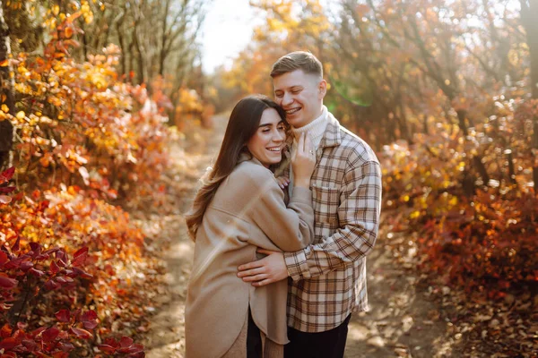 Stijlvol Koppel Wandelen Genieten Van Herfstweer Mensen Levensstijl Ontspanning Vakantie — Stockfoto