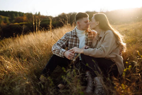 Elegante Pareja Caminando Disfrutando Del Clima Otoñal Gente Estilo Vida — Foto de Stock