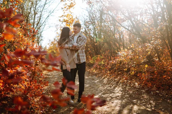 Havalı çift sonbahar havasının tadını çıkarıyor. İnsanlar, yaşam tarzı, rahatlama ve tatil konsepti. Sonbahar Moda, tarz konsepti.
