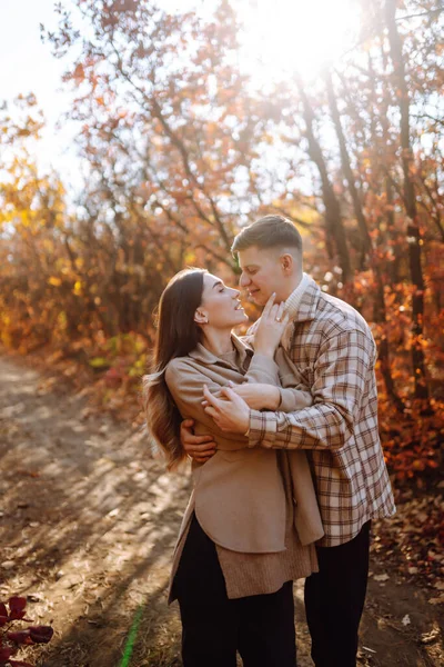 Havalı çift sonbahar havasının tadını çıkarıyor. İnsanlar, yaşam tarzı, rahatlama ve tatil konsepti. Sonbahar Moda, tarz konsepti.