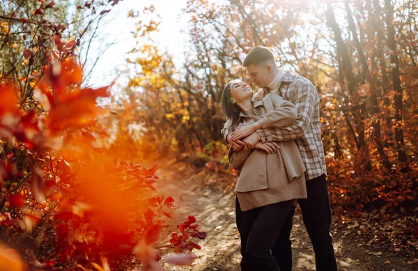 Elegante Pareja Caminando Disfrutando Del Clima Otoñal Gente Estilo Vida — Foto de Stock