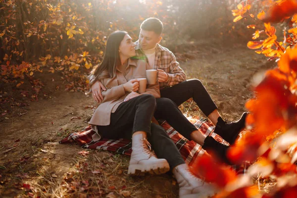 Casal Elegante Andando Desfrutando Clima Outono Pessoas Estilo Vida Relaxamento — Fotografia de Stock