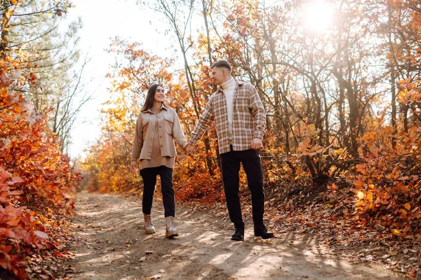 时髦的夫妇散步 享受秋天的天气 生活方式 放松和度假的概念 秋天时尚 时尚观念 — 图库照片
