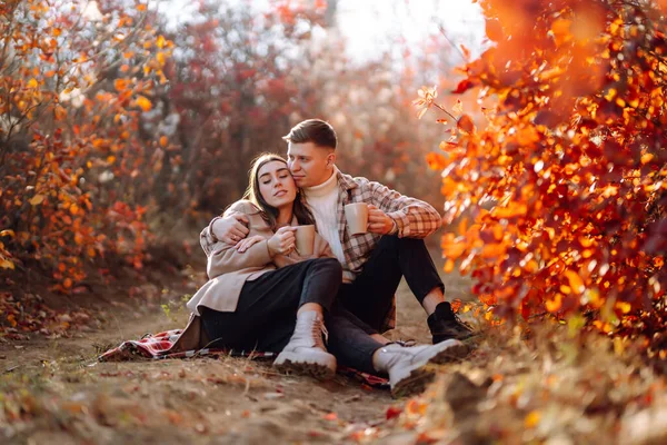 Stilvolles Paar Spazieren Und Herbstwetter Genießen Menschen Lebensstil Erholung Und — Stockfoto