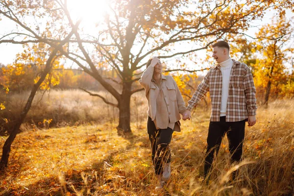 Casal Elegante Andando Desfrutando Clima Outono Pessoas Estilo Vida Relaxamento — Fotografia de Stock