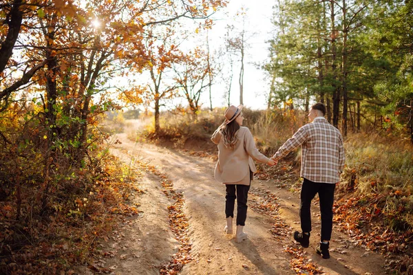 Casal Elegante Andando Desfrutando Clima Outono Pessoas Estilo Vida Relaxamento — Fotografia de Stock