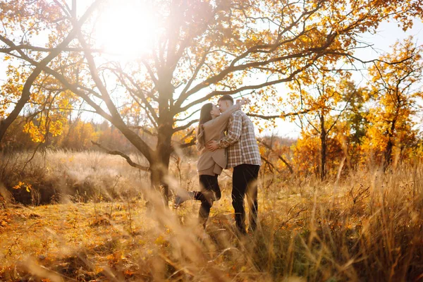 Snyggt Par Som Går Och Njuter Höstvädret Människor Livsstil Avkoppling — Stockfoto