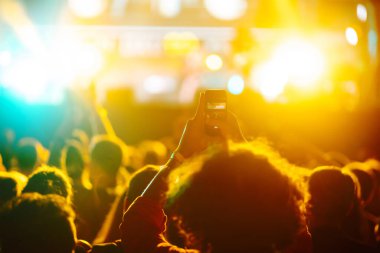 Umumi bir etkinlikte akıllı telefon kullanmak, canlı müzik festivali. Yaz tatili, tatil konsepti. 