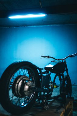 Tamir atölyesinde duran motosikleti tamir etmek. Enstrümanlar ve ekipmanlar. 