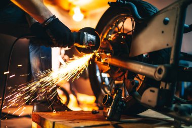 Motosiklet tamiri. Parçalanmış motosiklet. Tamir atölyesinde duran motosikleti tamir etmek. Enstrümanlar ve ekipmanlar. 