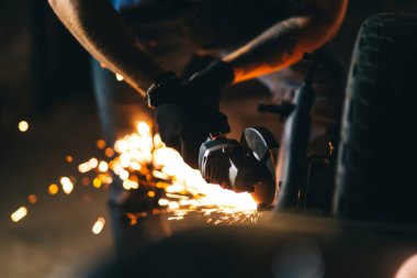 Motosiklet tamiri. Parçalanmış motosiklet. Tamir atölyesinde duran motosikleti tamir etmek. Enstrümanlar ve ekipmanlar. 