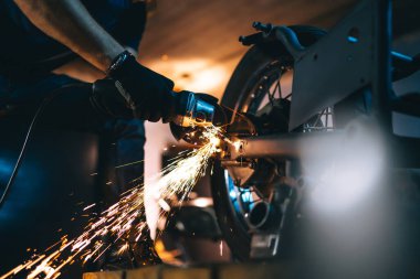 Motosiklet tamiri. Parçalanmış motosiklet. Tamir atölyesinde duran motosikleti tamir etmek. Enstrümanlar ve ekipmanlar. 