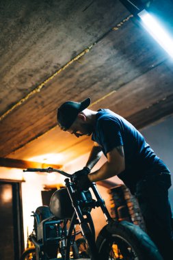 Motosiklet tamiri. Parçalanmış motosiklet. Tamir atölyesinde duran motosikleti tamir etmek. Enstrümanlar ve ekipmanlar. 