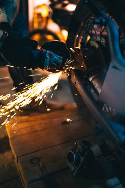 Motosiklet tamiri. Parçalanmış motosiklet. Tamir atölyesinde duran motosikleti tamir etmek. Enstrümanlar ve ekipmanlar. 