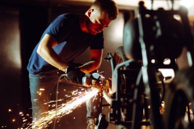 Motosiklet tamiri. Parçalanmış motosiklet. Tamir atölyesinde duran motosikleti tamir etmek. Enstrümanlar ve ekipmanlar. 