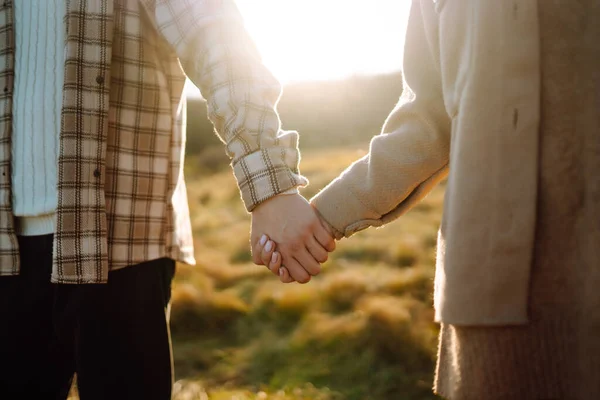 Vid Handen Unga Par Promenader Och Njuta Höstvädret Människor Livsstil — Stockfoto