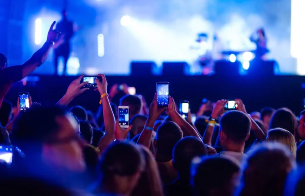 Χρησιμοποιώντας Ένα Smartphone Μια Δημόσια Εκδήλωση Ζωντανή Μουσική Φεστιβάλ Καλοκαιρινές — Φωτογραφία Αρχείου