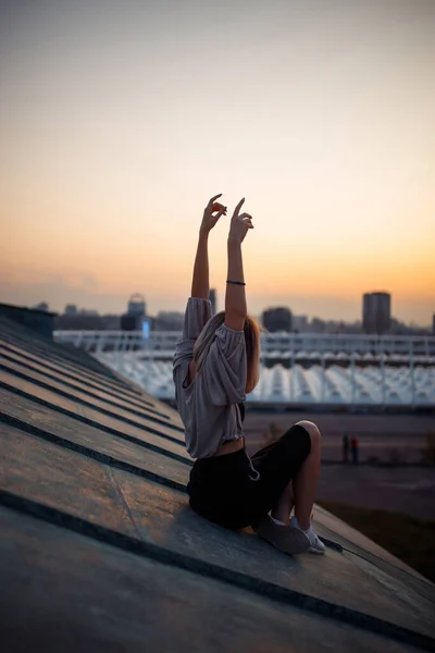 屋根の上で写真撮影 屋根の上にポーズをとる若い女性は 街の素晴らしい景色 ライフスタイル リラクゼーションの概念 — ストック写真