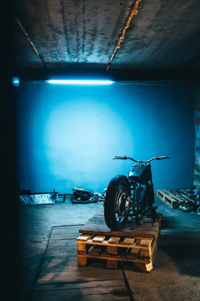 정비소에 오토바이 수리하는 악기와 — 스톡 사진