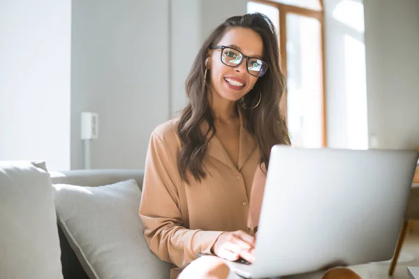 Jonge Vrouw Met Een Draadloze Koptelefoon Laptop Online Conferentie Training — Stockfoto