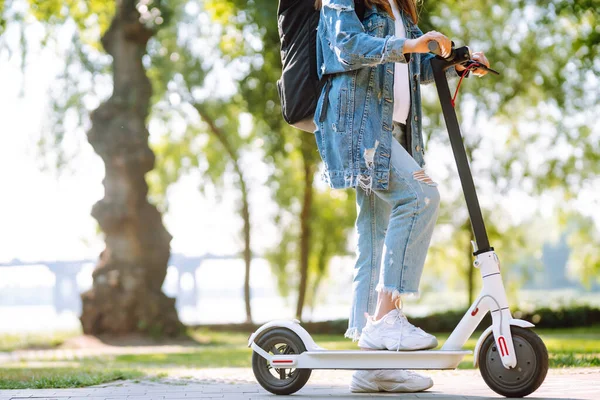 Pernas Mulher Montando Scooter Elétrico Pontapé Exterior Urbano Vida Activa — Fotografia de Stock