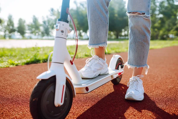 Pernas Mulher Montando Scooter Elétrico Pontapé Exterior Urbano Vida Activa — Fotografia de Stock