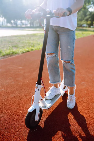 Pernas Mulher Montando Scooter Elétrico Pontapé Exterior Urbano Vida Activa — Fotografia de Stock