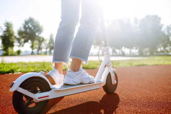 都会の屋外で電動キックスクーターに乗る女性の足 アクティブライフ 生態交通の概念 — ストック写真