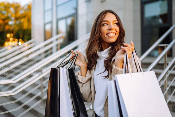 Stylish Woman Shopping Bags Walks City Streets Consumerism Purchases Shopping — Stock Photo, Image
