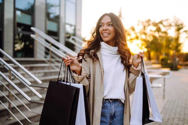 Stijlvolle Vrouw Met Winkeltassen Loopt Door Straten Van Stad Consumentisme — Stockfoto