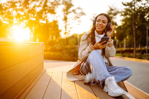 Jovem Mulher Ouvindo Música Com Fones Ouvido Livre Conceito Pessoas — Fotografia de Stock