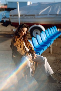 Genç bir kadın sonbahar haftasonu için iyi vakit geçirir. İnsanlar, yaşam tarzı, rahatlama ve tatil kavramı.