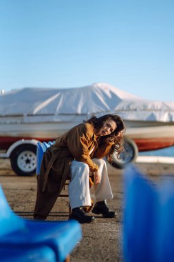 Genç bir kadın sonbahar haftasonu için iyi vakit geçirir. İnsanlar, yaşam tarzı, rahatlama ve tatil kavramı.