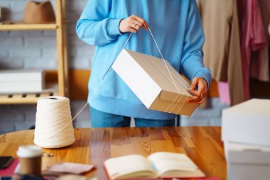 Kargoya verilecek kutuları paketleyen genç bir kadın. nline store, küçük işletme sahibi, satıcı, girişimci, paketleme çantası, posta kutusu.