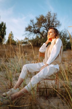 Sonbahar havasının tadını çıkaran şık bir kadın. Moda, tarz kavramı. 