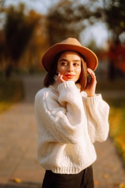 Doğada dinlenen genç bir kadın. Sonbahar. İnsanlar, yaşam tarzı, rahatlama ve tatil kavramı. 