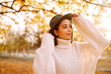 Doğada dinlenen genç bir kadın. Sonbahar. İnsanlar, yaşam tarzı, rahatlama ve tatil kavramı. 