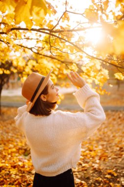 Doğada dinlenen genç bir kadın. Sonbahar. İnsanlar, yaşam tarzı, rahatlama ve tatil kavramı. 