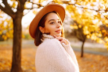 Doğada dinlenen genç bir kadın. Sonbahar. İnsanlar, yaşam tarzı, rahatlama ve tatil kavramı. 