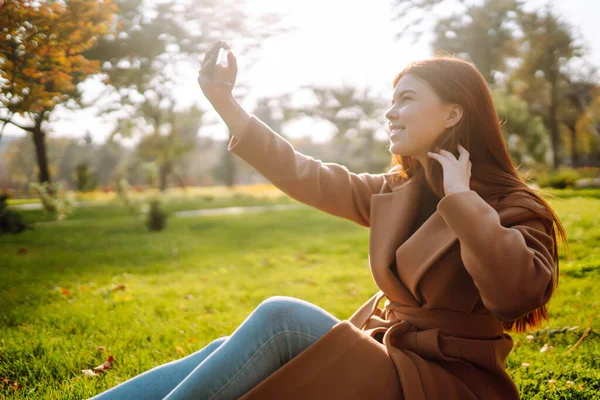 Pretty Woman Smartphone Having Good Time Autumn Weekend People Lifestyle — Stock Photo, Image