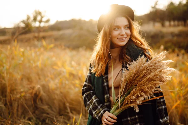 Doğada Dinlenen Genç Bir Kadın Sonbahar Nsanlar Yaşam Tarzı Rahatlama — Stok fotoğraf