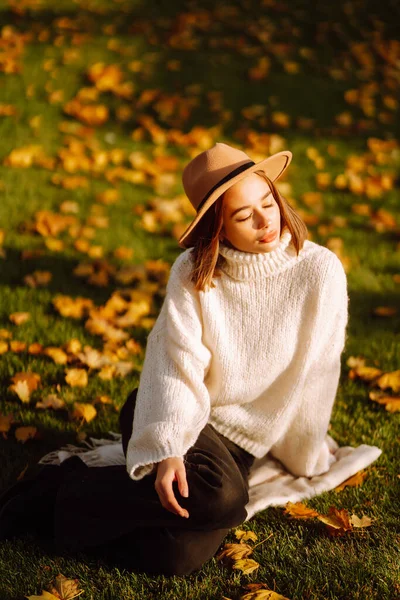 Jovem Descansando Natureza Outono Pessoas Estilo Vida Relaxamento Férias Conceito — Fotografia de Stock