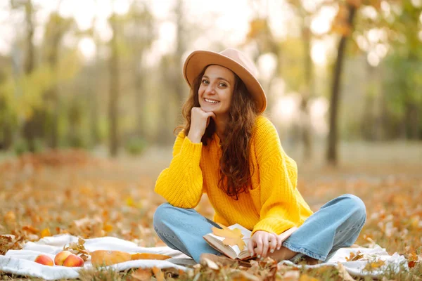 Jesienny Piknik Dynią Młoda Kobieta Odpoczywająca Naturze Jesienne Zbiory Koncepcja — Zdjęcie stockowe