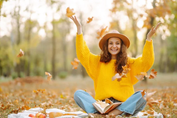 Picnic Otoño Con Calabaza Mujer Joven Descansando Naturaleza Cosecha Otoño — Foto de Stock