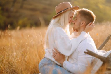 Genç çift doğada dinleniyor. Sonbahar havası. Rahatlama, gençlik, aşk, yaşam tarzı konsepti.