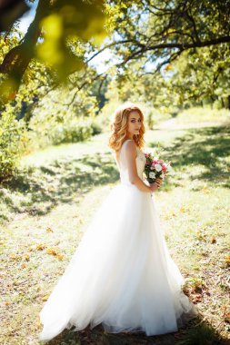 Güzel, şık bir gelin. Evlilikten. Mutlu yeni evli kadın.